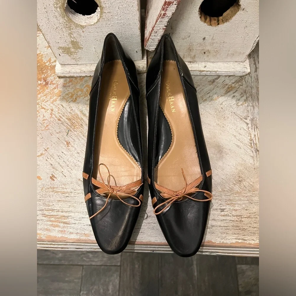 Cole Haan Black With Tan Bow Kitten Wedge Office Casual Heel Womens Size 9